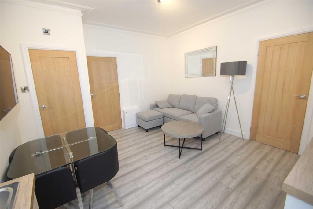 Apartment in Leeds - View 3