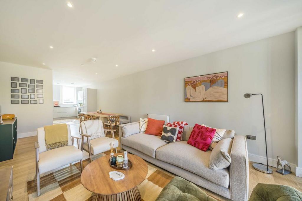 Apartment in Summerstown - View 2