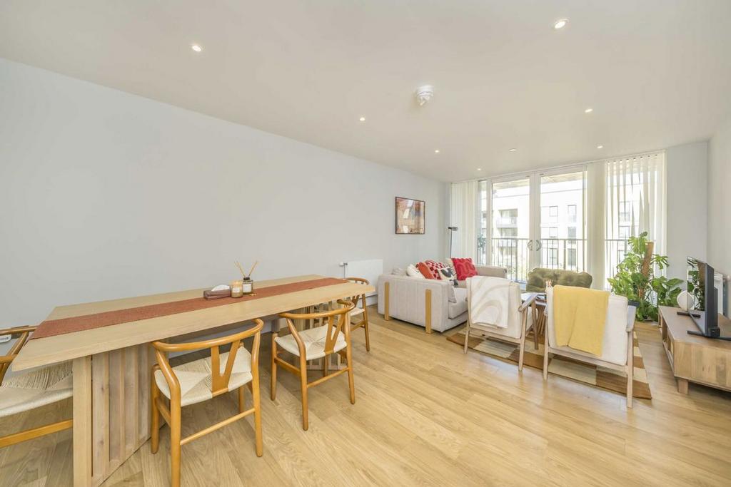 Apartment in Summerstown - View 3