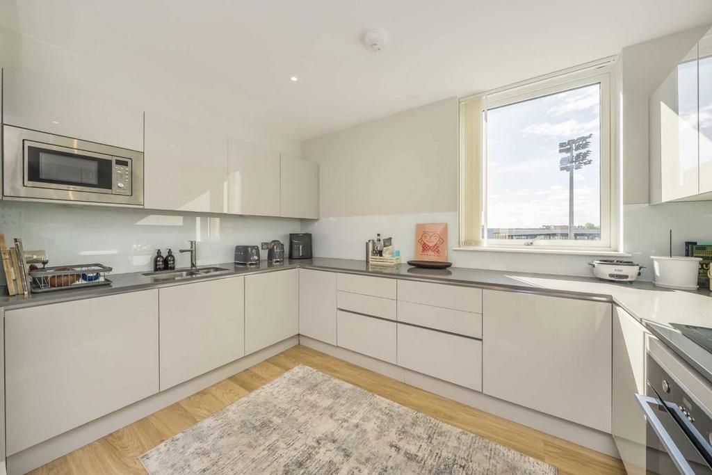 Apartment in Summerstown - View 4