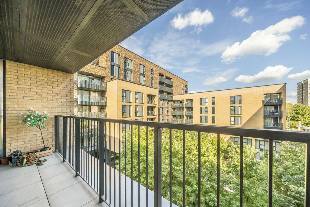 Apartment in Summerstown - View 5