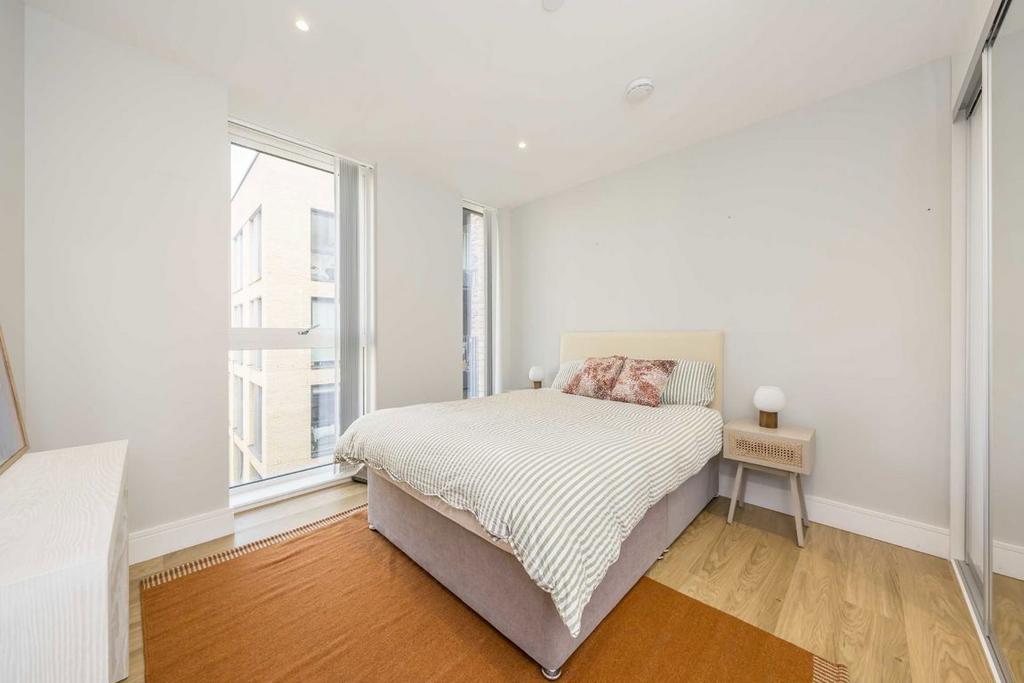 Apartment in Summerstown - More