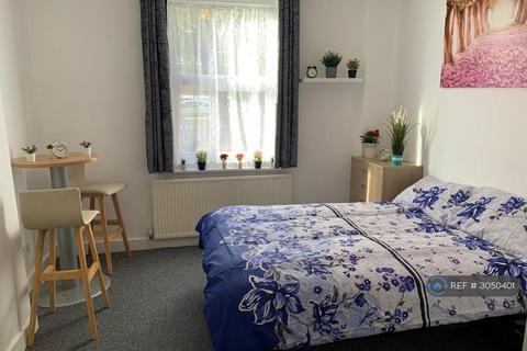 1 bedroom in a house share to rent, The Ridgeway, Enfield, EN2