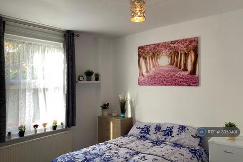 1 bedroom in a house share to rent, The Ridgeway, Enfield, EN2