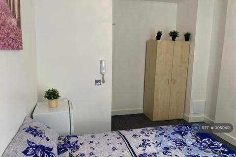 1 bedroom in a house share to rent, The Ridgeway, Enfield, EN2