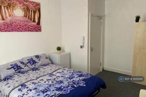 1 bedroom in a house share to rent, The Ridgeway, Enfield, EN2