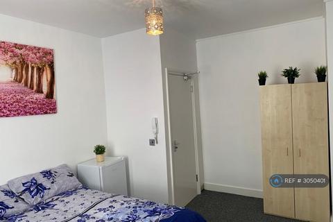 1 bedroom in a house share to rent, The Ridgeway, Enfield, EN2