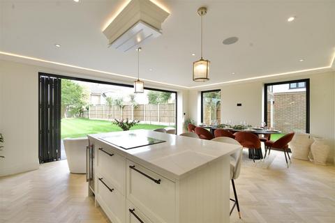 4 bedroom semi-detached house for sale, Hollymeoak Road, Coulsdon