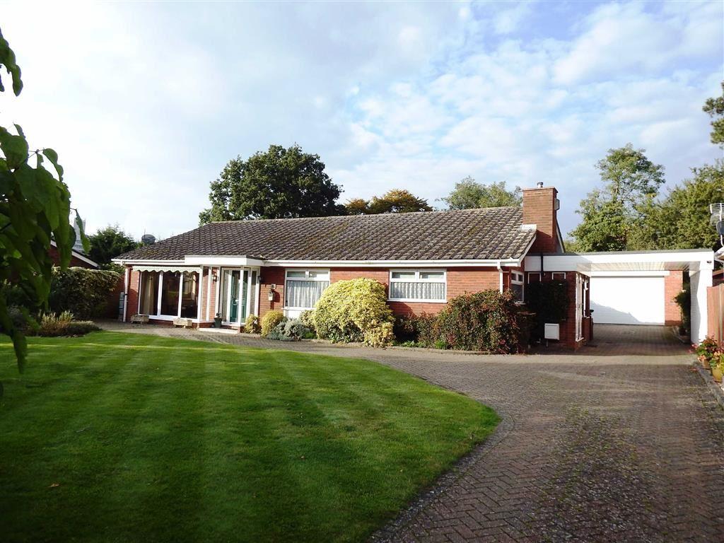 Whitney Drive, Stevenage, Hertfordshire, SG1 3 bed detached bungalow