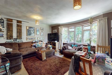 2 bedroom flat for sale, 5 Fernside, London Road, East Grinstead, West Sussex, RH19 1QS