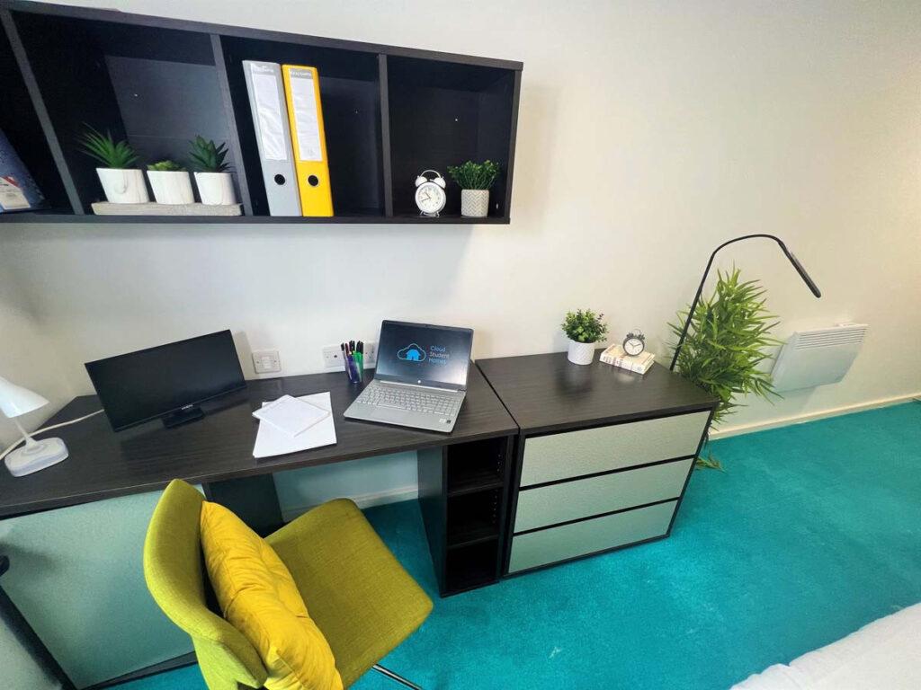 Apartment in Sheffield, South Yorkshire - More