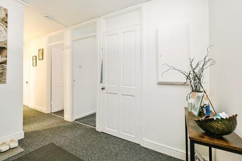 2 bedroom flat for sale, Sunrise Avenue, Hornchurch, RM12