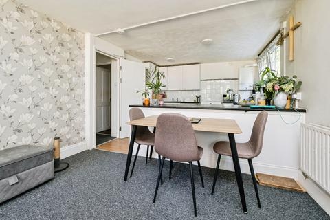 2 bedroom flat for sale, Sunrise Avenue, Hornchurch, RM12