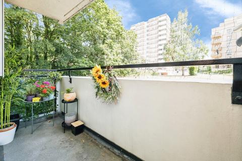 2 bedroom flat for sale, Sunrise Avenue, Hornchurch, RM12