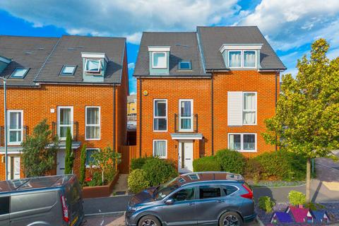 4 bedroom end of terrace house for sale, Burroughs Drive, Dartford DA1