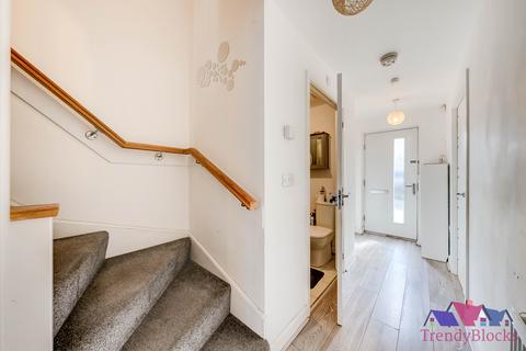 4 bedroom end of terrace house for sale, Burroughs Drive, Dartford DA1