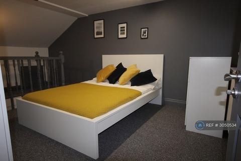 1 bedroom in a house share to rent, Alpha Street, Salford, M6