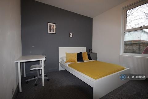 1 bedroom in a house share to rent, Alpha Street, Salford, M6