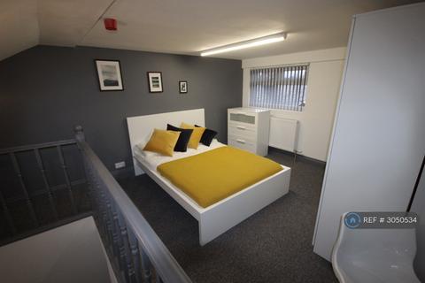 1 bedroom in a house share to rent, Alpha Street, Salford, M6