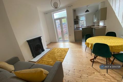 2 bedroom terraced house to rent, Yew Tree Road, Manchester, M14