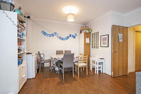 2 bedroom flat for sale, High Road, Finchley Central, London, N12