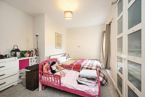 2 bedroom flat for sale, High Road, Finchley Central, London, N12