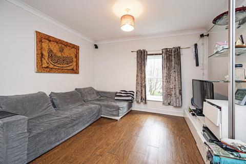 2 bedroom flat for sale, High Road, Finchley Central, London, N12