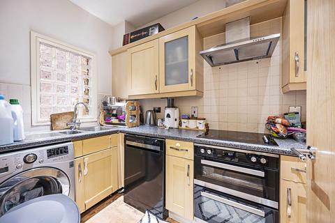 2 bedroom flat for sale, High Road, Finchley Central, London, N12