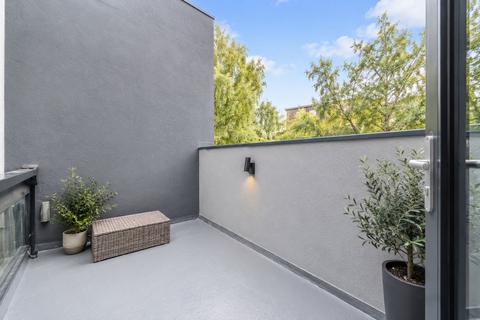 3 bedroom semi-detached house for sale, Ambrose Street, London, SE16