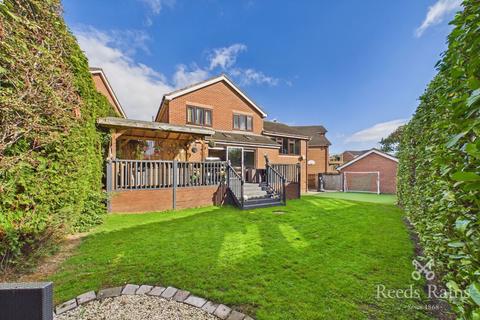 4 bedroom detached house for sale, Upper Green Way, Wakefield WF3