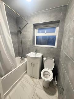 3 bedroom flat to rent, Pinn Close, Uxbridge