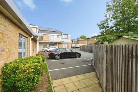 1 bedroom flat for sale, Kingston Road, Leatherhead, Surrey, KT22