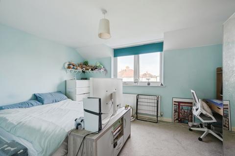 1 bedroom flat for sale, Kingston Road, Leatherhead, Surrey, KT22