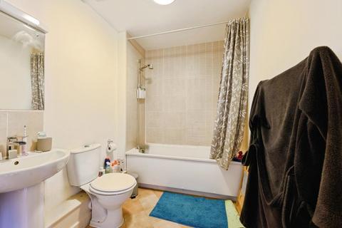 1 bedroom flat for sale, Kingston Road, Leatherhead, Surrey, KT22
