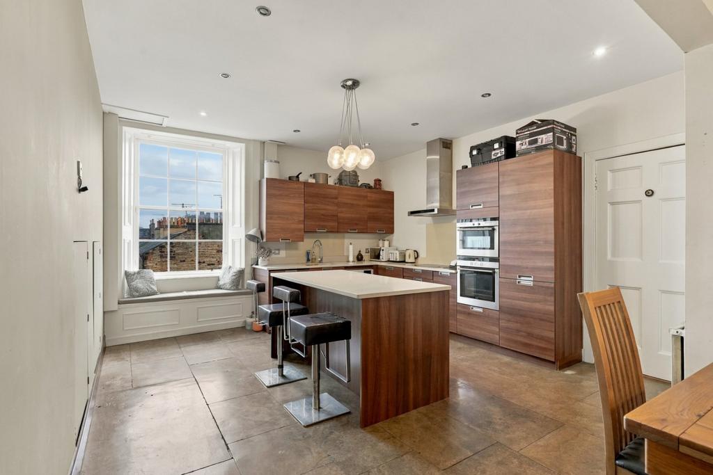 Apartment in Edinburgh - More