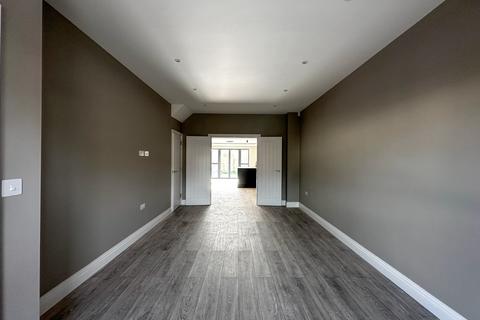 4 bedroom terraced house to rent, Upton Road, Slough SL1