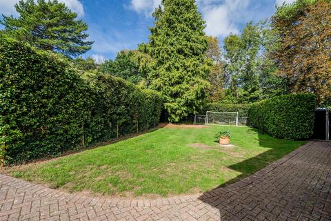5 bedroom detached house for sale, Hollymeoak Road, Coulsdon
