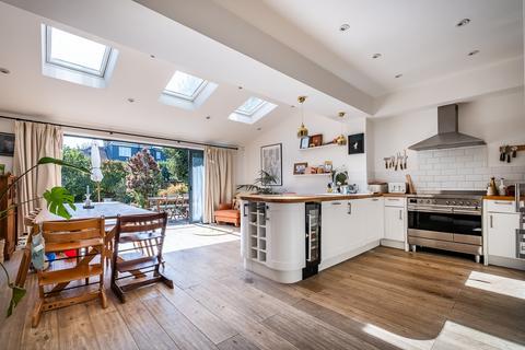 4 bedroom semi-detached house to rent, Liddell Gardens London NW10