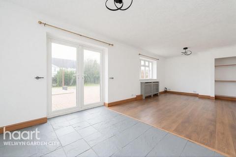 3 bedroom semi-detached house for sale, Wilga Road, Welwyn