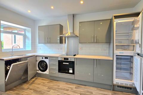2 bedroom flat to rent, Park Road, Worsborough, S70