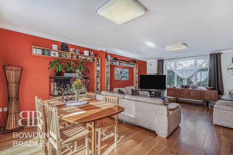 3 bedroom end of terrace house for sale, Manford Cross, Chigwell, IG7