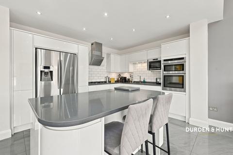 4 bedroom semi-detached house for sale, Shevon Way, Brentwood, CM14