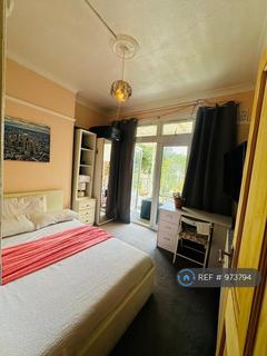 1 bedroom in a house share to rent, Bowes Road, London, N11