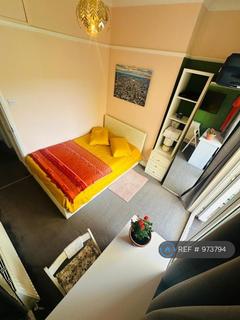 1 bedroom in a house share to rent, Bowes Road, London, N11