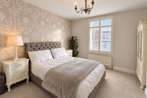2 bedroom semi-detached house for sale, Guildford Street, Staines-upon-Thames, TW18