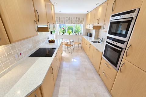 3 bedroom flat for sale, Lodge Close, Edgware, Middlesex, HA8 7RL