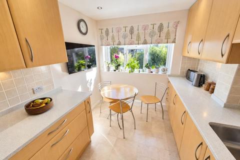 3 bedroom flat for sale, Lodge Close, Edgware, Middlesex, HA8 7RL