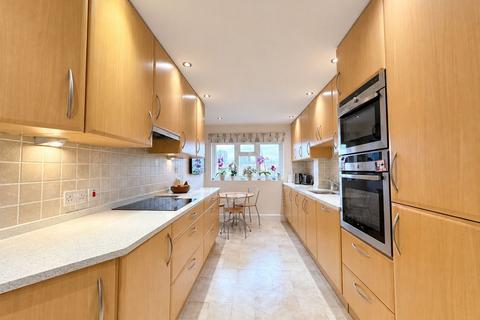 3 bedroom flat for sale, Lodge Close, Edgware, Middlesex, HA8 7RL