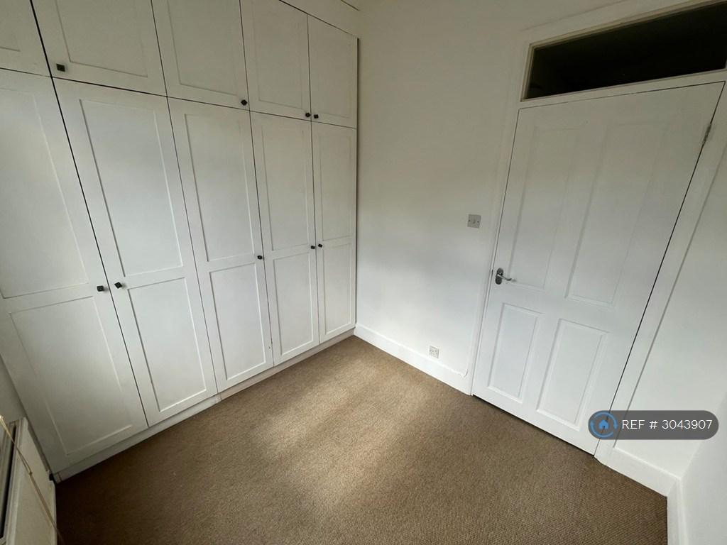 House in Barnet - More