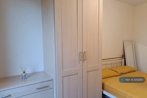 1 bedroom in a flat share to rent, Kendrahall Road, South Croydon, CR2